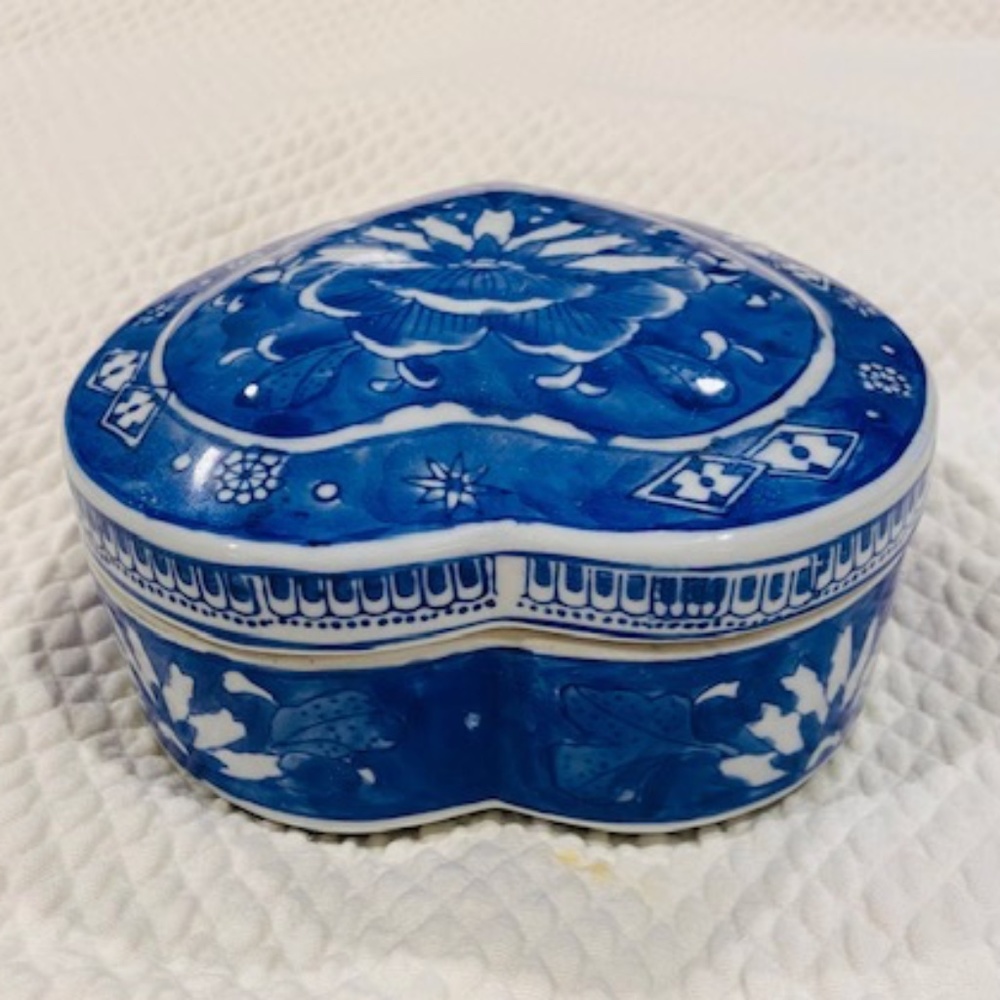 D4-Blue & White Chinoiserie Heart Lidded Box - Picture 4 of 8